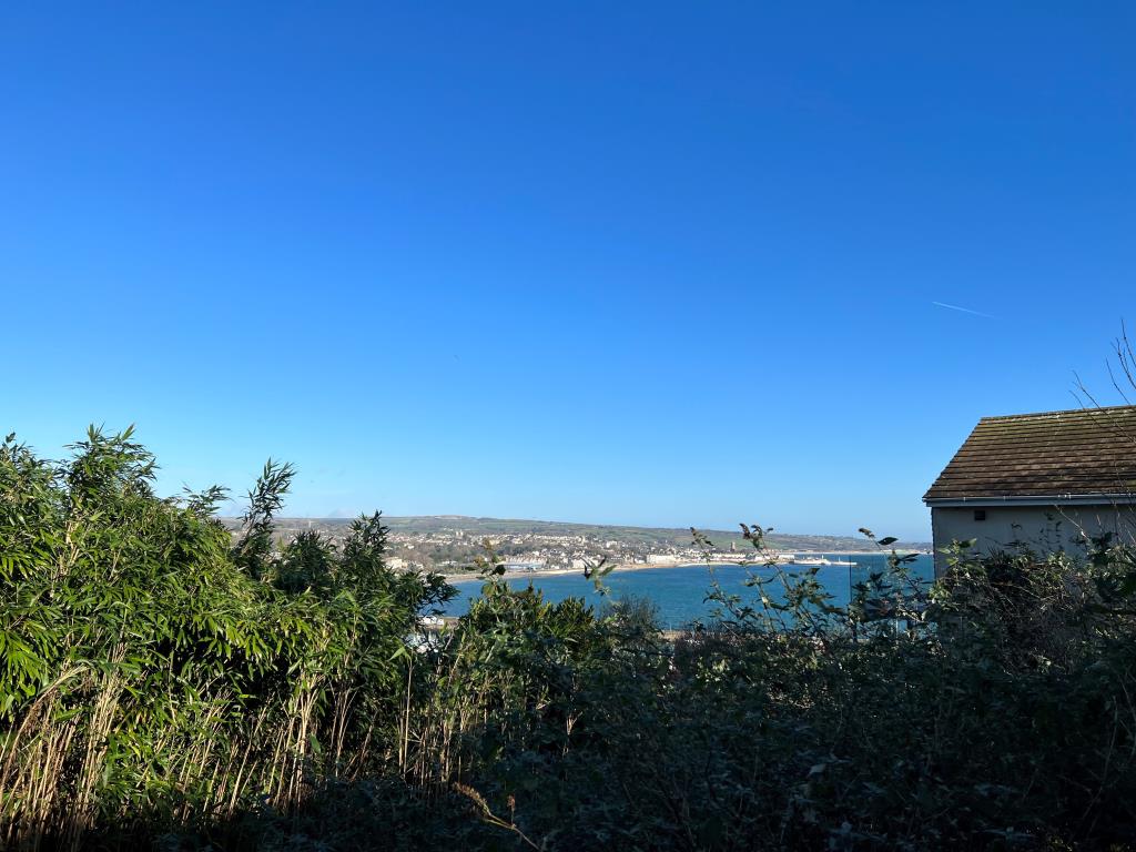 Lot: 132 - DETACHED RESIDENCE ON GOOD SIZED PLOT WITH POTENTIAL -